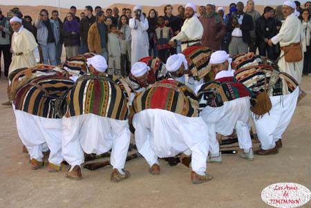 Zoomer sur l'image : 22 Troupe de danseurs de Ghardaia invitée au festival de décembre 2003